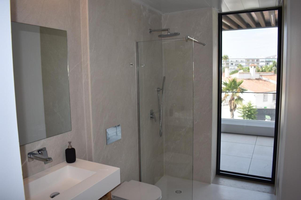 Luxury Complex Beachfront Apartment, Infinity Pool, Sauna, Gym And Large Terrace Torremolinos Kültér fotó