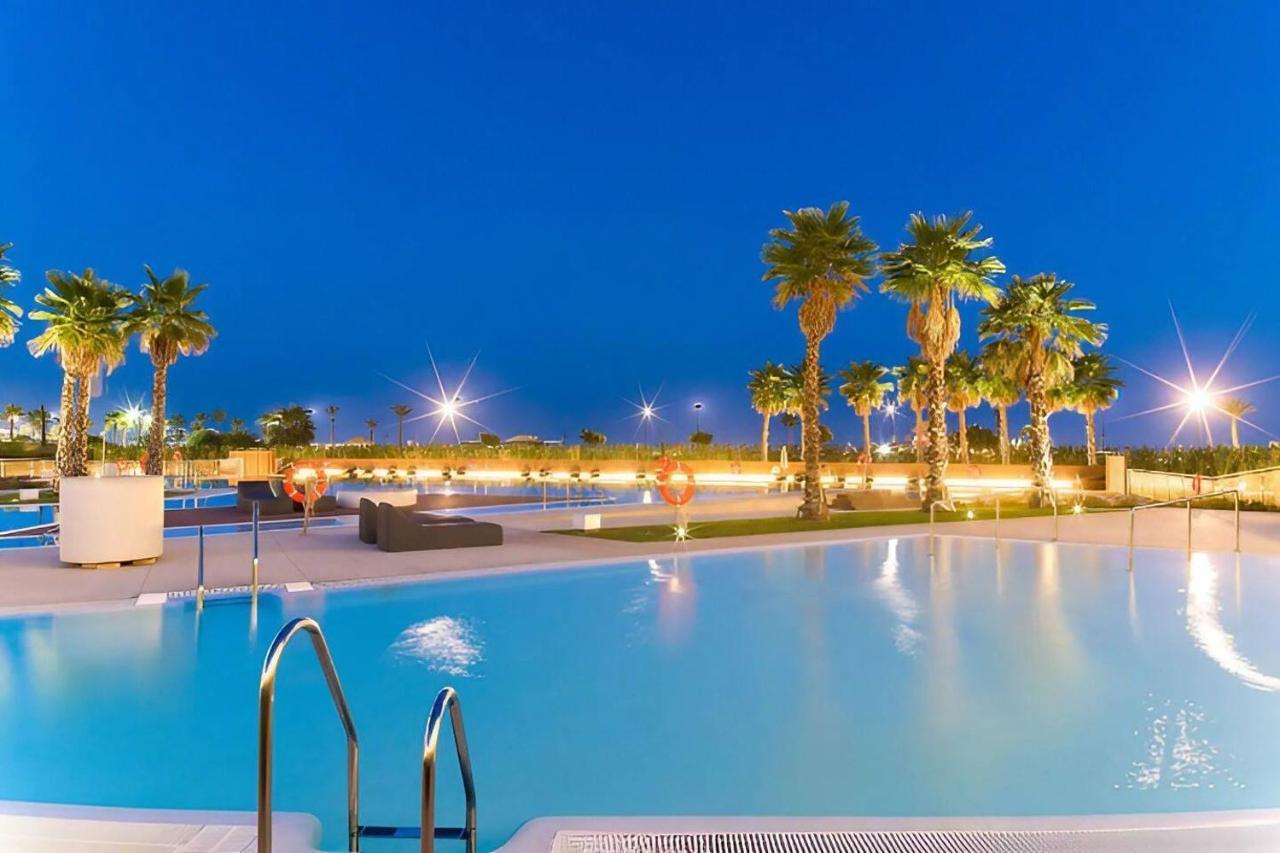 Luxury Complex Beachfront Apartment, Infinity Pool, Sauna, Gym And Large Terrace Torremolinos Kültér fotó