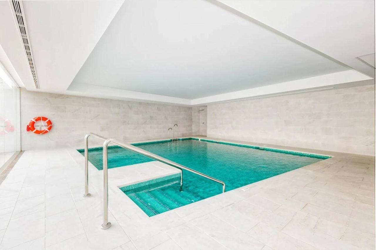 Luxury Complex Beachfront Apartment, Infinity Pool, Sauna, Gym And Large Terrace Torremolinos Kültér fotó