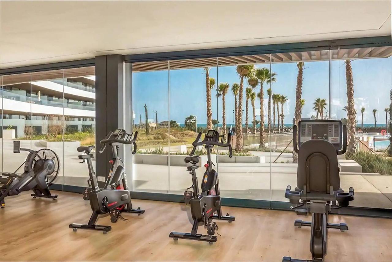 Luxury Complex Beachfront Apartment, Infinity Pool, Sauna, Gym And Large Terrace Torremolinos Kültér fotó