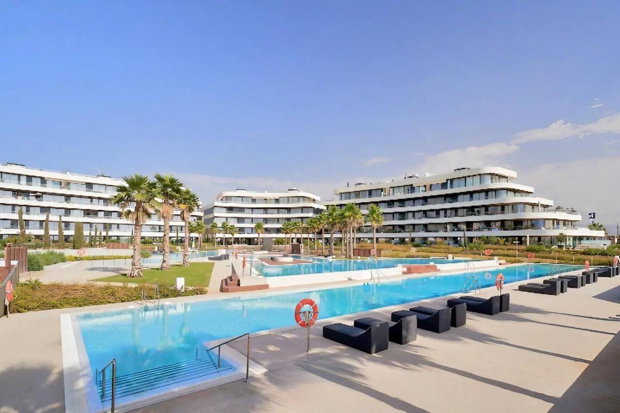 Luxury Complex Beachfront Apartment, Infinity Pool, Sauna, Gym And Large Terrace Torremolinos Kültér fotó