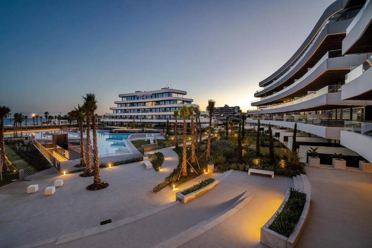 Luxury Complex Beachfront Apartment, Infinity Pool, Sauna, Gym And Large Terrace Torremolinos Kültér fotó