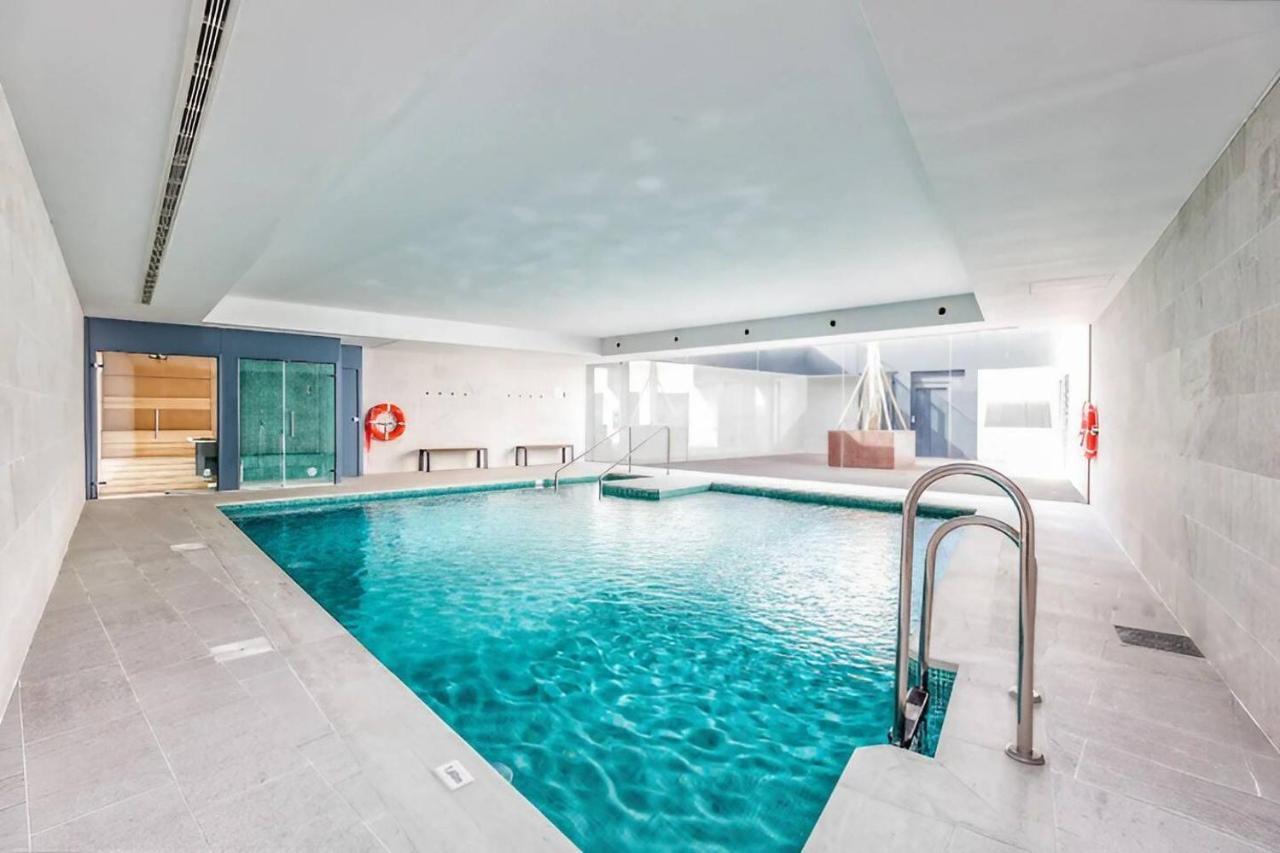 Luxury Complex Beachfront Apartment, Infinity Pool, Sauna, Gym And Large Terrace Torremolinos Kültér fotó